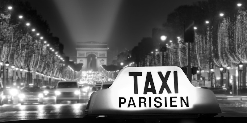 taxi-parisien-sign-night-champs-elysees-arc-de-triomphe-dreamstime-800-2x1 პარიზელმა ტაქსისტმა მანჩესტერელი კლიენტი დაჭრა