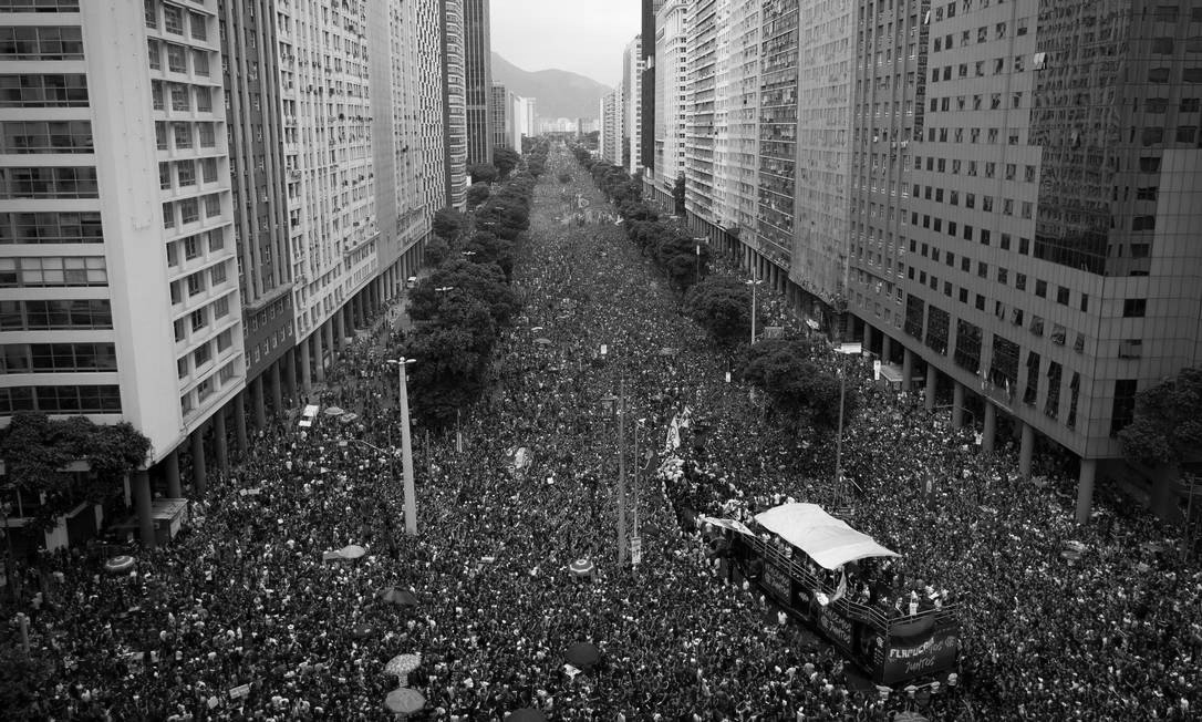 x85857509_RI-Rio-de-Janeiro-RJ-24-11-2019-Torcedores-recebem-o-time-do-Flamengo-que-foi-campeao-da-Co.jpg.pagespeed.ic.0Tb_3mG-6Q სიგიჟე რიოში