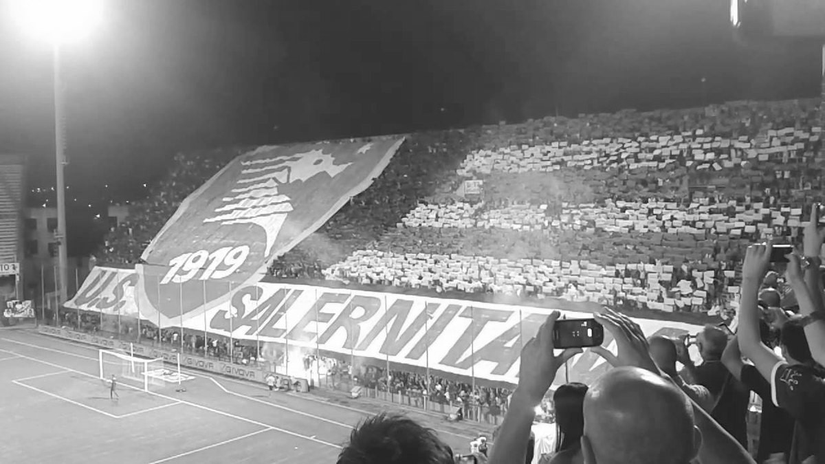 1200px-Coreografia_curva_sud_in_Salernitana_-_Lecce_del_01_settembre_2013 სალერნიტანას გასაჭირი