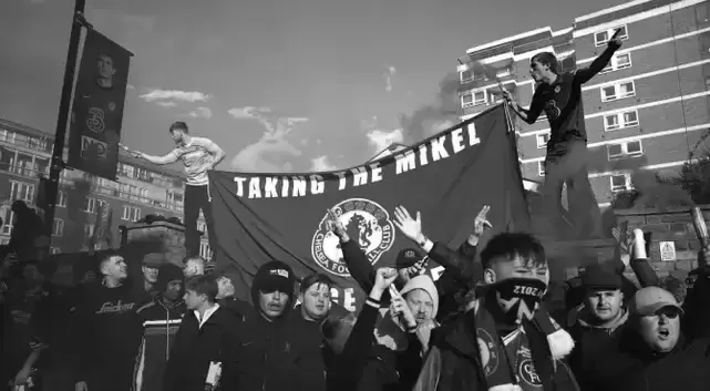 ჩელსის ფანები ბანერებს ამზადებენ