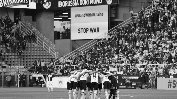 bvb-spielerkreis-vor-dem-anpfiff-archiv-der-club-laesst-vor-dem-krieg-geflohene-spieler-mittrainieren- რუსებმა თამაში შეწყვიტეს
