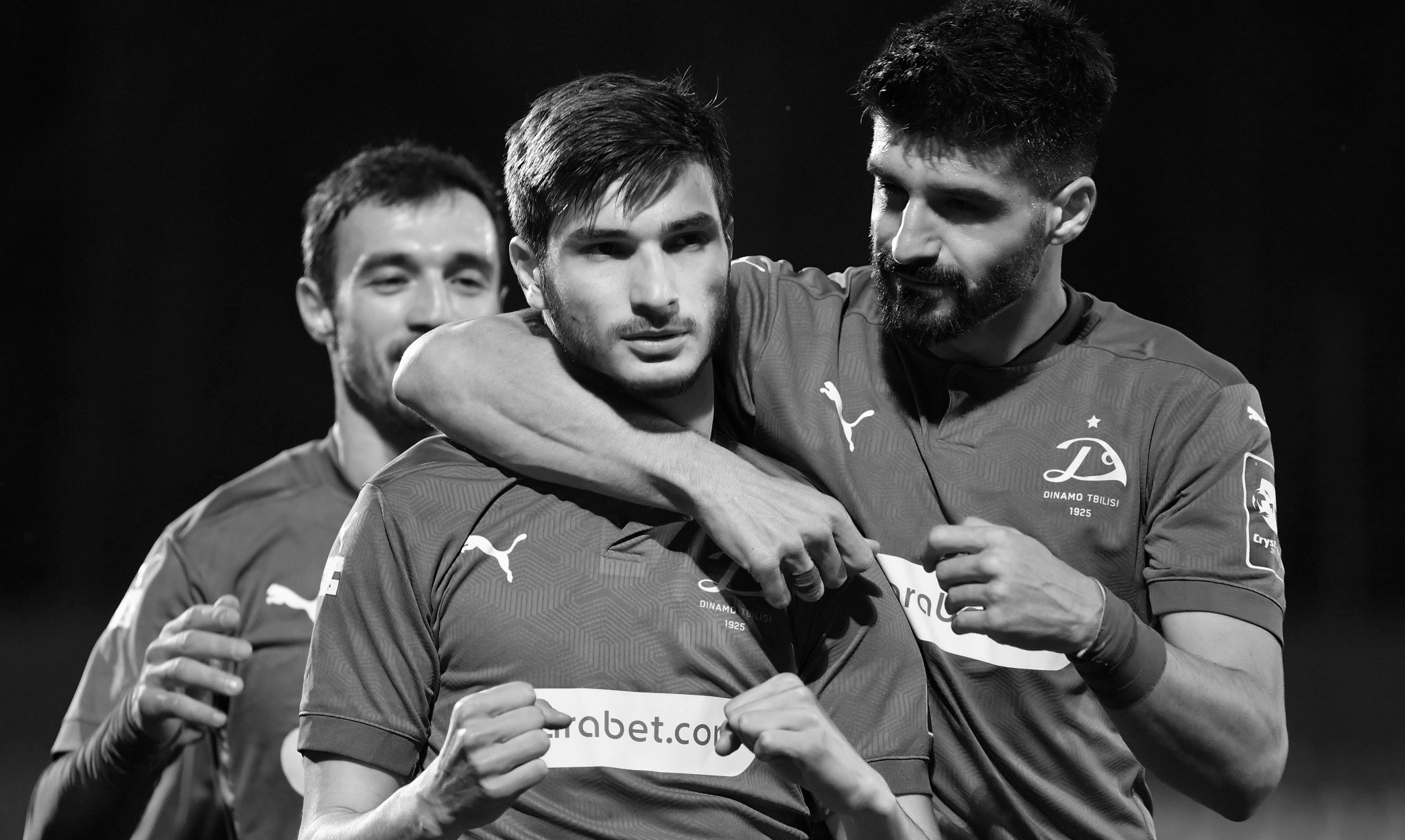 m დინამოელებს იტალიელები უყურებენ