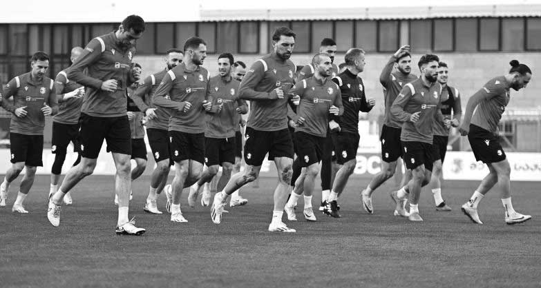 ნაკრები მინუს სიგუა, სრული შემადგენლობით 14-დან…