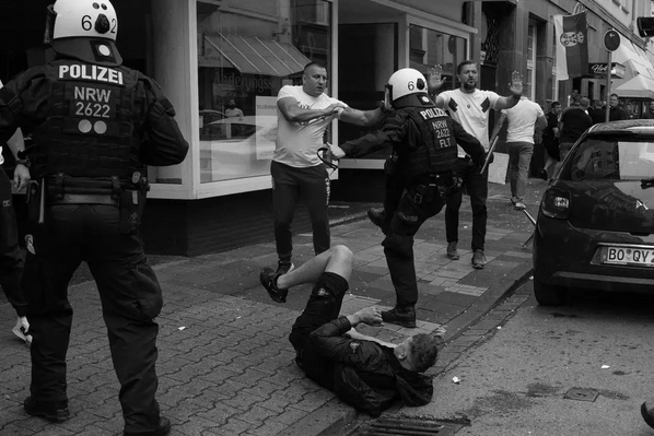 0_ENGLAND-FANS-FIGHT-AGAINST-SERBIAN-FANS ინგლისელმა და სერბმა ხულიგნებმა იჩხუბეს