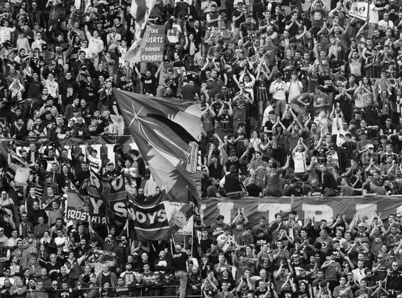 მილანს და ინტერს სამართალდამცავებმა ტრიბუნებიდან შეუტიეს
