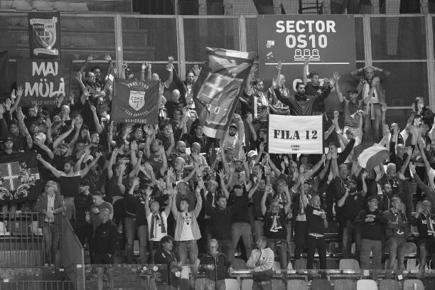 como კომოში ნეაპოლელებს სკამებზე ლუდს დაახვედრებენ